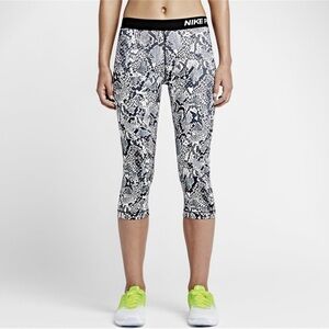 Nike Pro Heights Vixen Capri Leggings Size Small